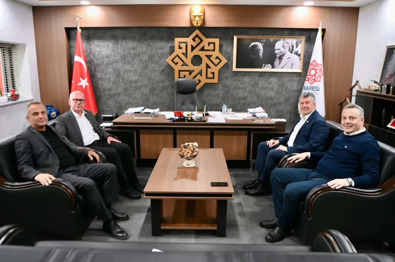 CHP'li Sarı, Karesi Belediye Başkanı Akbıyık ile Görüştü CHP'li Sarı, Karesi Belediye Başkanı Akbıyık ile Görüştü