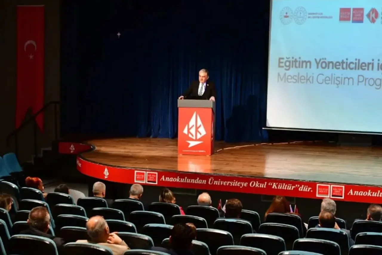 Bakırköy'de Eğitim Yöneticilerine Mesleki Gelişim Programı Düzenlendi Bakırköy'de Eğitim Yöneticilerine Mesleki Gelişim Programı Düzenlendi