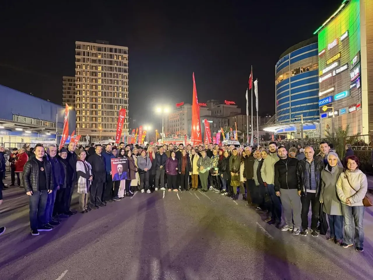 Özgür Özel Liderliğinde Güngören'de İmamoğlu İçin Özgürlük Buluşması Özgür Özel Liderliğinde Güngören'de İmamoğlu İçin Özgürlük Buluşması