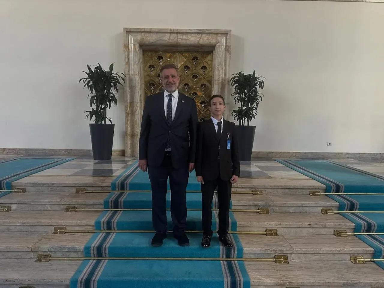 AK Parti Gaziantep Gençlik Kolları Yeni Seçmen Başkan Yardımcısı TBMM'de Ziyaret Gerçekleştirdi AK Parti Gaziantep Gençlik Kolları Yeni Seçmen Başkan Yardımcısı TBMM'de Ziyaret Gerçekleştirdi