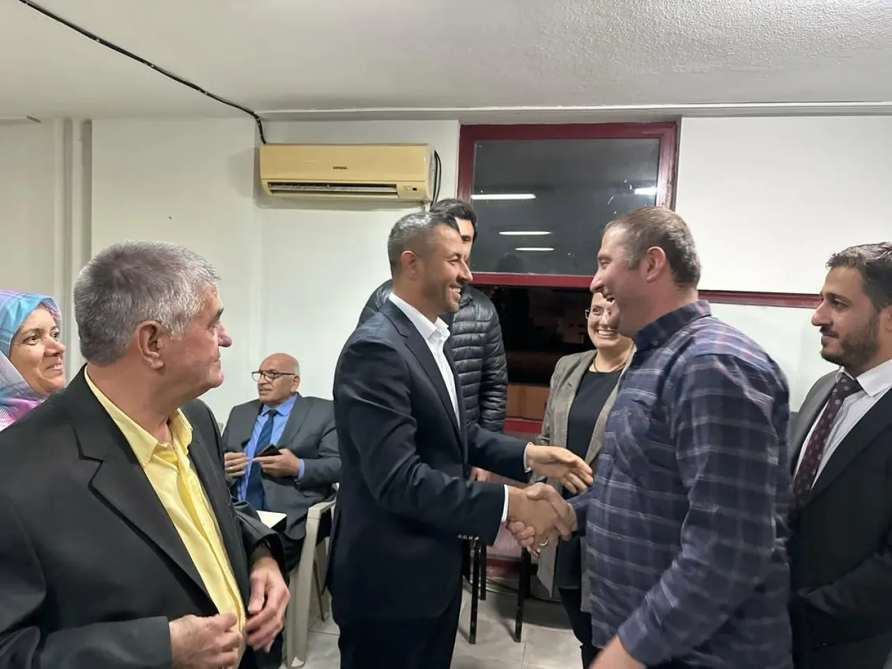 Serik AK Parti İlçe Başkanı, Dünya Engelliler Günü'nde İşitme Engelliler Derneği'ni Ziyaret Etti Serik AK Parti İlçe Başkanı, Dünya Engelliler Günü'nde İşitme Engelliler Derneği'ni Ziyaret Etti