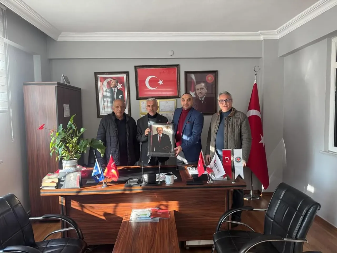 AK Parti Ümraniye İlçe Yöneticilerinden Mahalle Muhtarına Ziyaret AK Parti Ümraniye İlçe Yöneticilerinden Mahalle Muhtarına Ziyaret