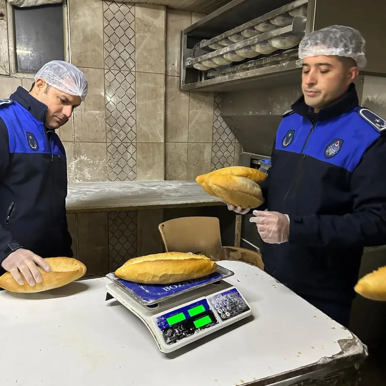 Akyurt'ta Gece Yarısı Fırın Denetimi: Hijyen ve Gramaj Kontrolü Akyurt'ta Gece Yarısı Fırın Denetimi: Hijyen ve Gramaj Kontrolü