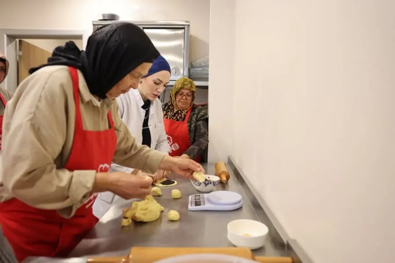Bağcılar'da Yaşlılar İçin Aşçılık Kursu: Birlikte Pişirip Birlikte Gülüyorlar Bağcılar'da Yaşlılar İçin Aşçılık Kursu: Birlikte Pişirip Birlikte Gülüyorlar