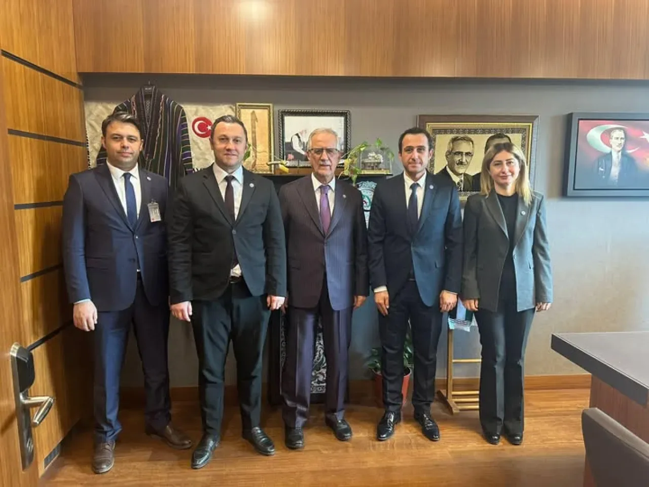 AK Partili Aydın, Kariyer Büro Sendikası Yönetimini TBMM'de Ağırladı AK Partili Aydın, Kariyer Büro Sendikası Yönetimini TBMM'de Ağırladı