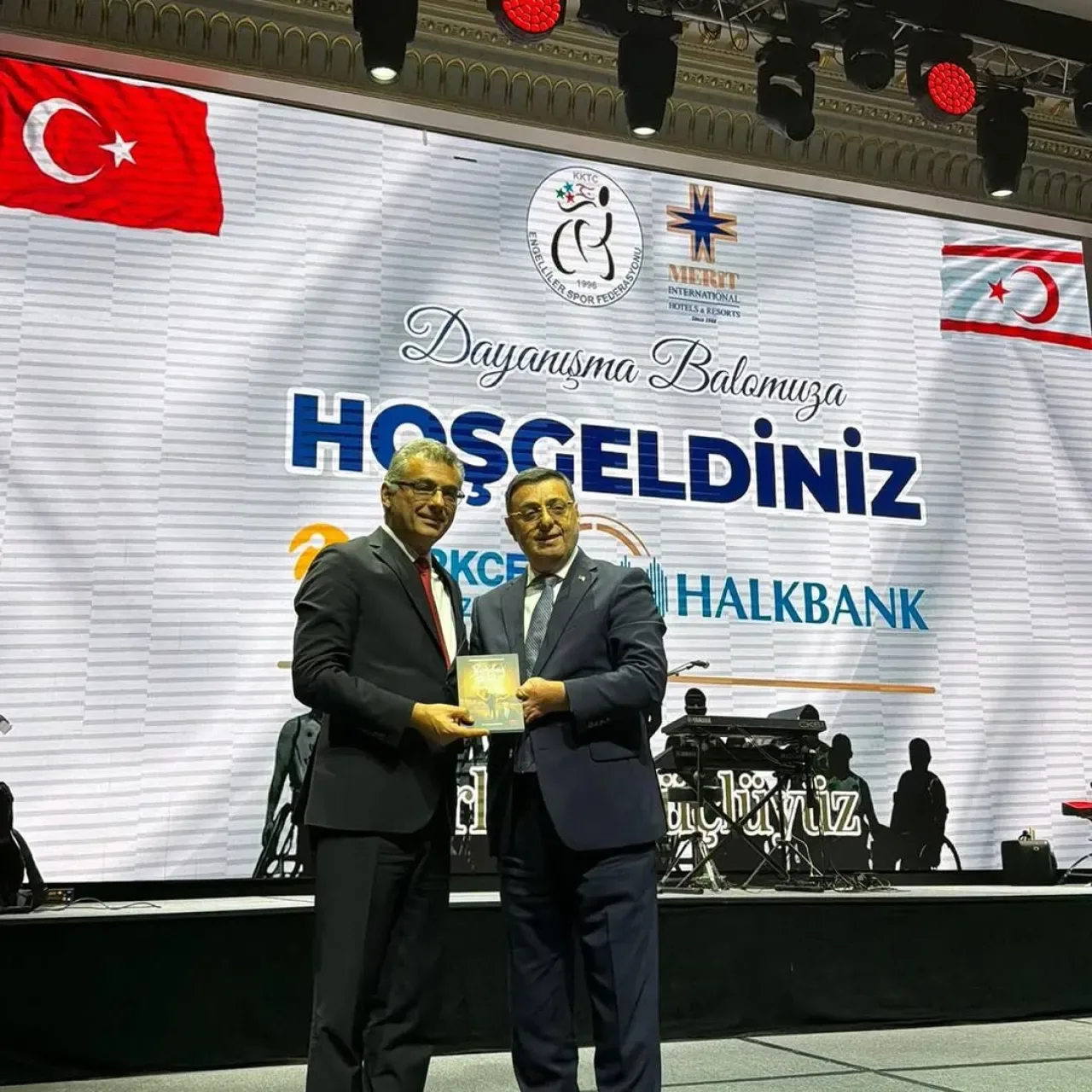 AK Partili Serkan Bayram, KKTC'de 3 Aralık Engelliler Günü Programında Plaket Aldı AK Partili Serkan Bayram, KKTC'de 3 Aralık Engelliler Günü Programında Plaket Aldı