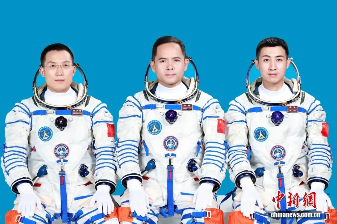 Çinli Shenzhou-21 Mürettebatı İlk Uzay Yürüyüşüne Hazırlanıyor Çinli Shenzhou-21 Mürettebatı İlk Uzay Yürüyüşüne Hazırlanıyor