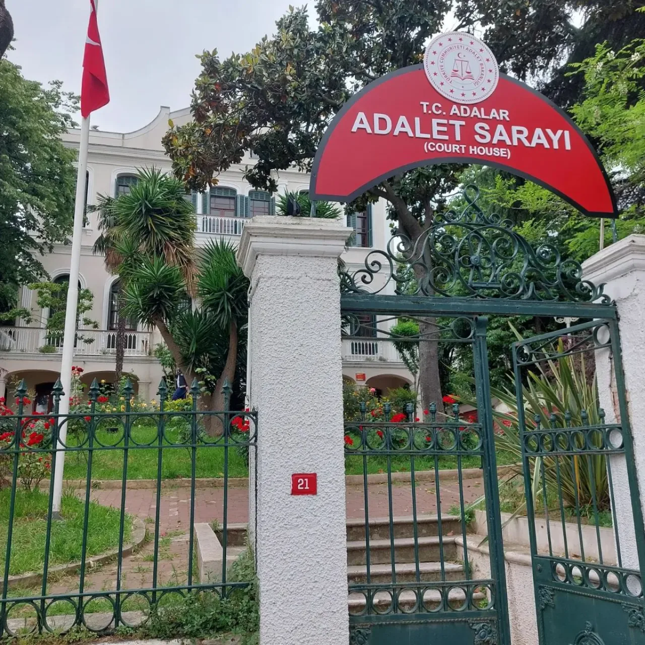 İstanbul Adalar'da Cumhuriyet Başsavcılığı Deposundan 12 Silah Kayıp İstanbul Adalar'da Cumhuriyet Başsavcılığı Deposundan 12 Silah Kayıp
