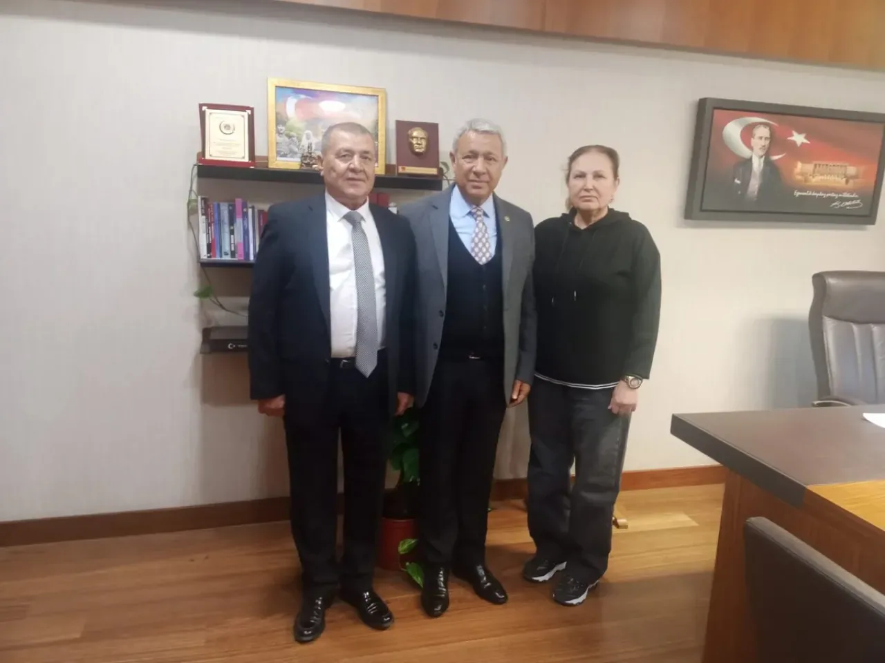 CHP'li Orhan Sümer, TBMM'de Ziyaretçilerini Ağırladı CHP'li Orhan Sümer, TBMM'de Ziyaretçilerini Ağırladı