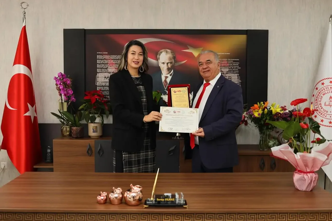 Gölbaşı İlçe Milli Eğitim Müdürü Serap Yılmaz'a Yüksek Hizmet Onur Ödülü Gölbaşı İlçe Milli Eğitim Müdürü Serap Yılmaz'a Yüksek Hizmet Onur Ödülü