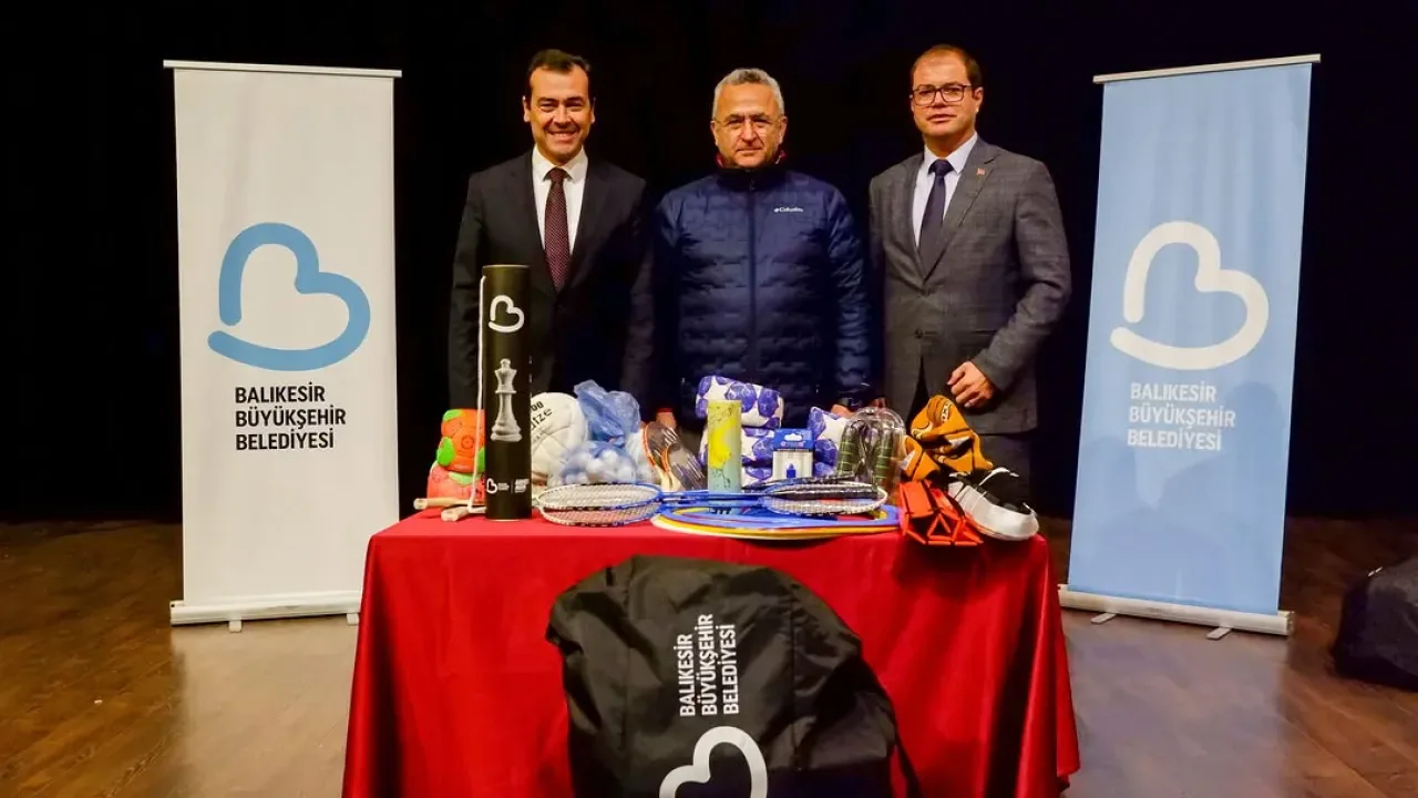 Susurluk'ta Gençlere Spor Malzemesi Desteği Susurluk'ta Gençlere Spor Malzemesi Desteği