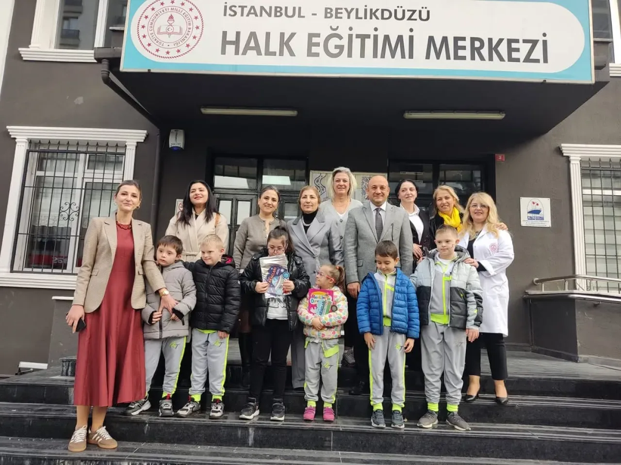 Beylikdüzü'nde Özel Öğrenciler ve Aileleri Engelleri Sanatla Aştı Beylikdüzü'nde Özel Öğrenciler ve Aileleri Engelleri Sanatla Aştı