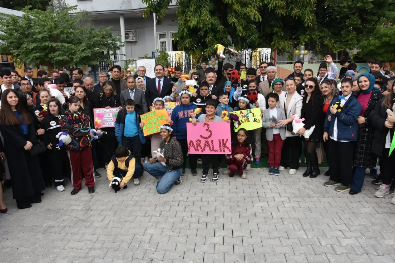 Adana'da 3 Aralık Dünya Engelliler Günü'nde Anlamlı Hediyeleşme Etkinliği Adana'da 3 Aralık Dünya Engelliler Günü'nde Anlamlı Hediyeleşme Etkinliği