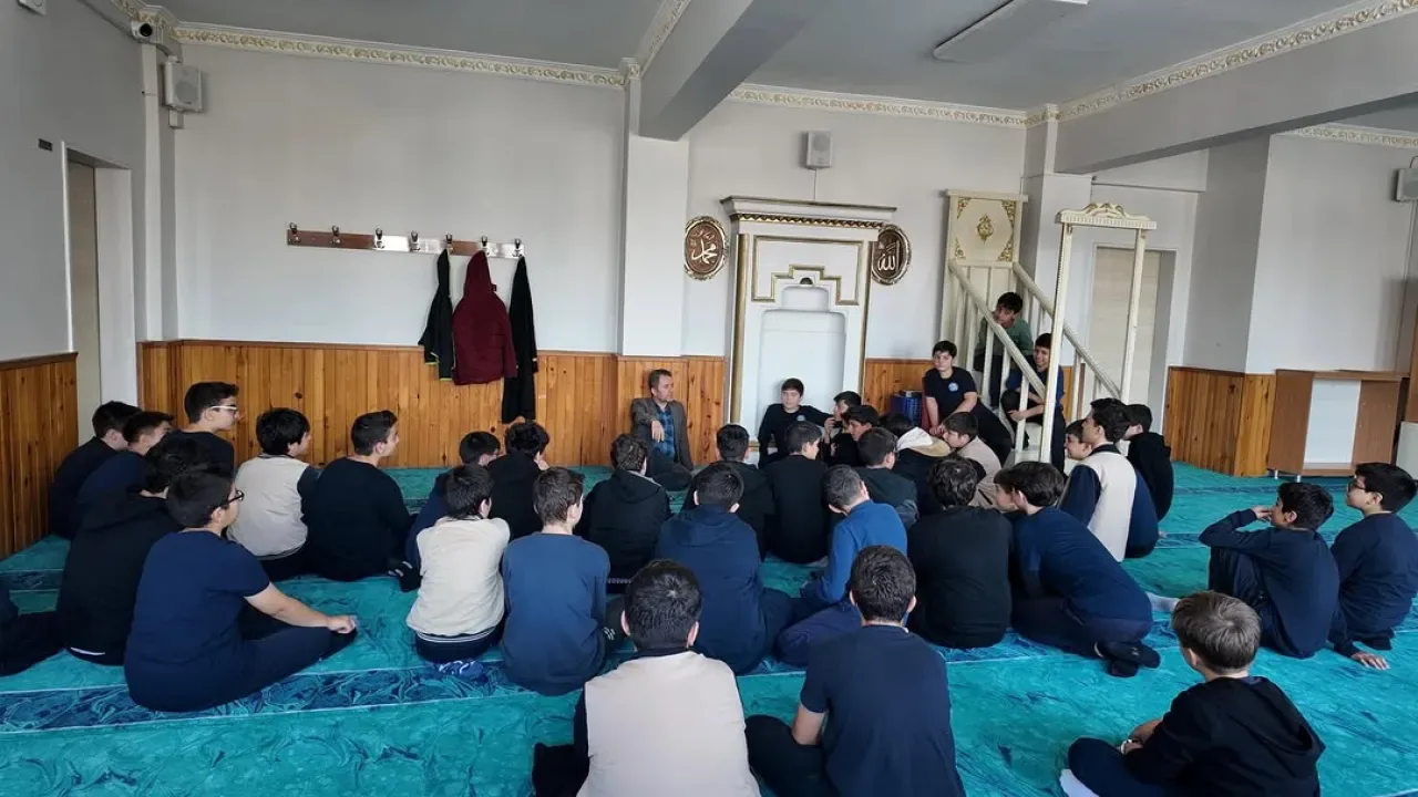 Yeşilay Eyüpsultan, Öğrencilere Teknoloji Bağımlılığı Semineri Verdi Yeşilay Eyüpsultan, Öğrencilere Teknoloji Bağımlılığı Semineri Verdi