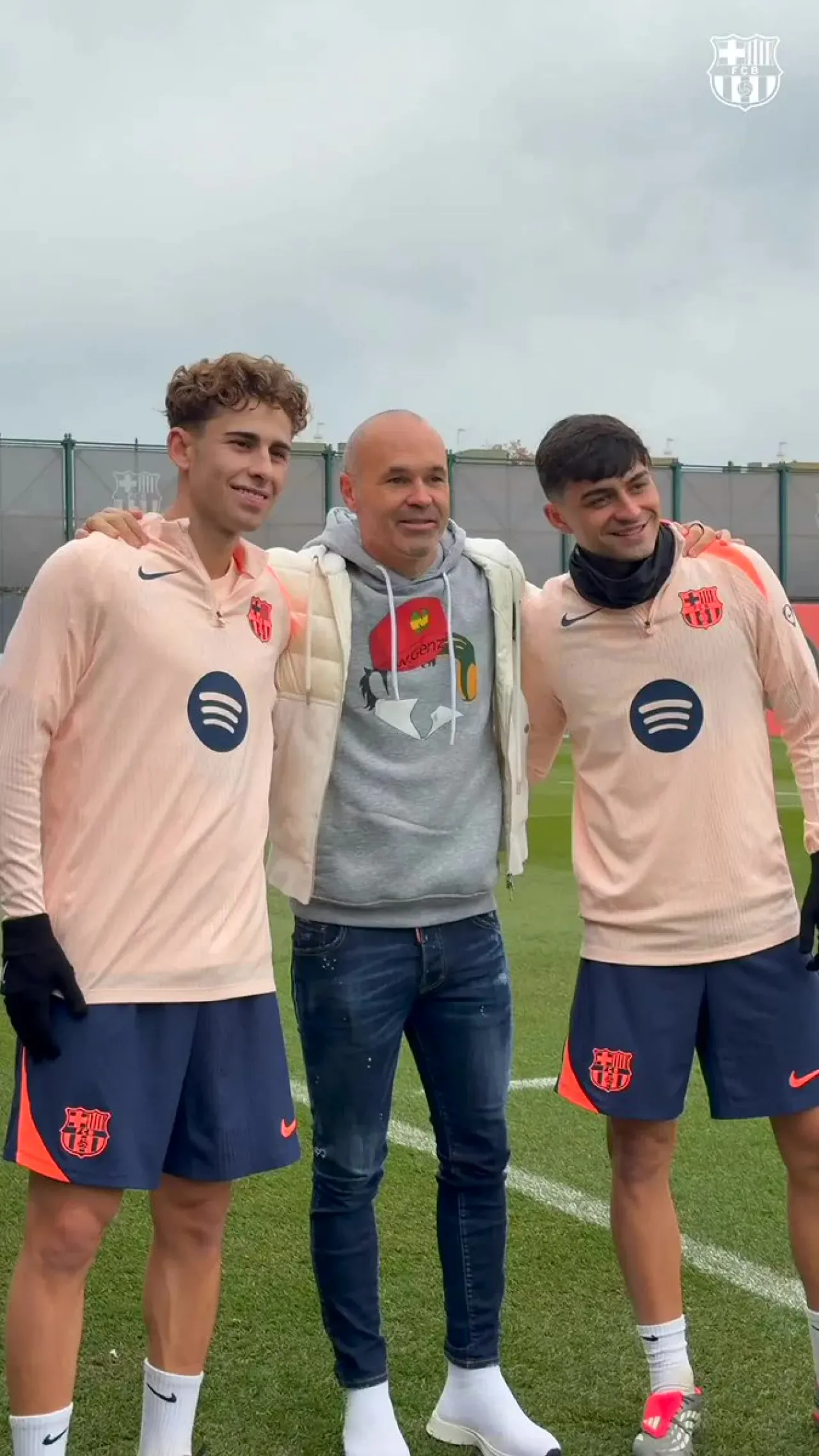 Andres Iniesta, Barcelona Antrenmanında Sürpriz Ziyaretçi Oldu Andres Iniesta, Barcelona Antrenmanında Sürpriz Ziyaretçi Oldu