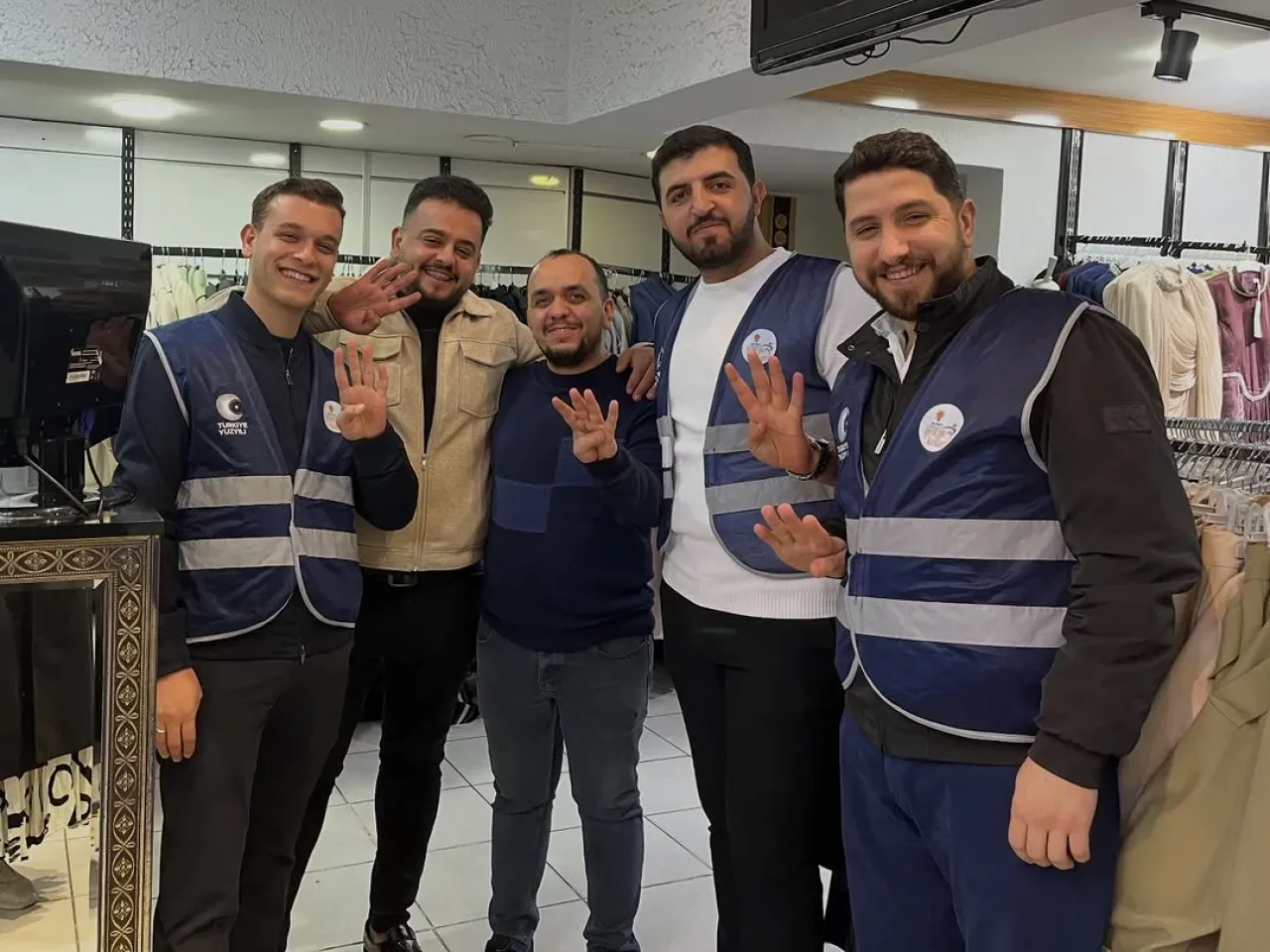 AK Gençlik Sultangazi'de Esnaf Ziyaretleriyle Halkın Nabzını Tutuyor AK Gençlik Sultangazi'de Esnaf Ziyaretleriyle Halkın Nabzını Tutuyor