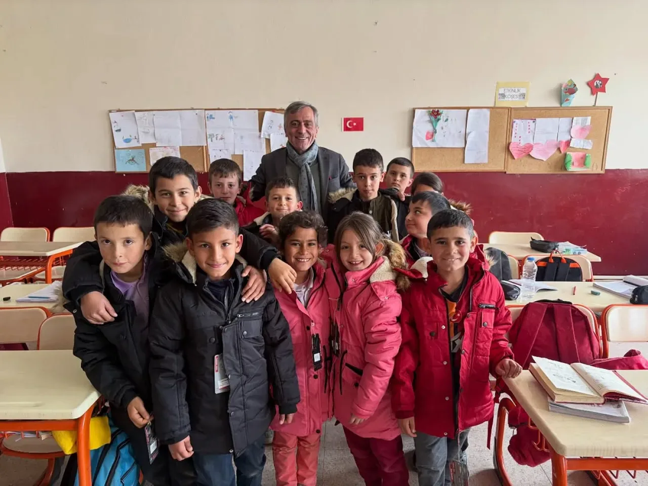 Tufanbeyli'de Öğrencilere Kışlık Mont Dağıtımı Gerçekleştirildi Tufanbeyli'de Öğrencilere Kışlık Mont Dağıtımı Gerçekleştirildi
