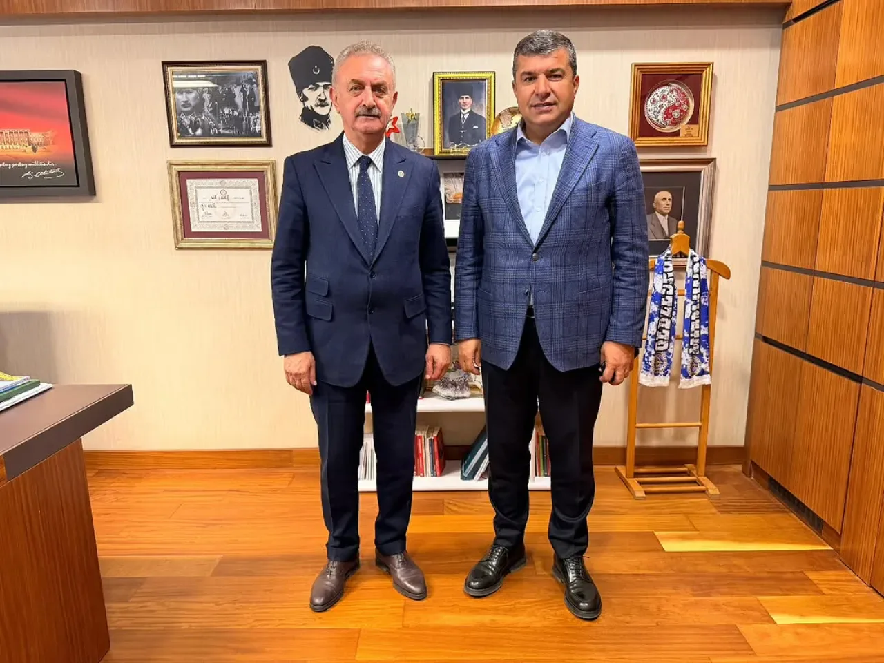 CHP'li Nail Çiler ile Şırnak TSO Başkanı Osman Geliş'ten Ekonomi Sohbeti CHP'li Nail Çiler ile Şırnak TSO Başkanı Osman Geliş'ten Ekonomi Sohbeti