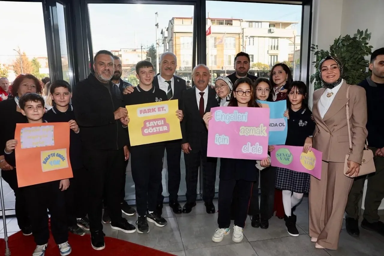 Gebze Ticaret Odası Başkanı Aslantaş, Dünya Engelliler Günü'nde Resim Sergisine Katıldı Gebze Ticaret Odası Başkanı Aslantaş, Dünya Engelliler Günü'nde Resim Sergisine Katıldı