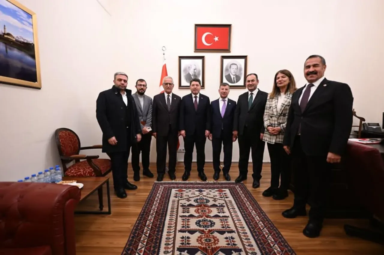 Bursa Milletvekili Aydın, Adalet Bakanı Tunç ile Meclis'te Görüştü Bursa Milletvekili Aydın, Adalet Bakanı Tunç ile Meclis'te Görüştü