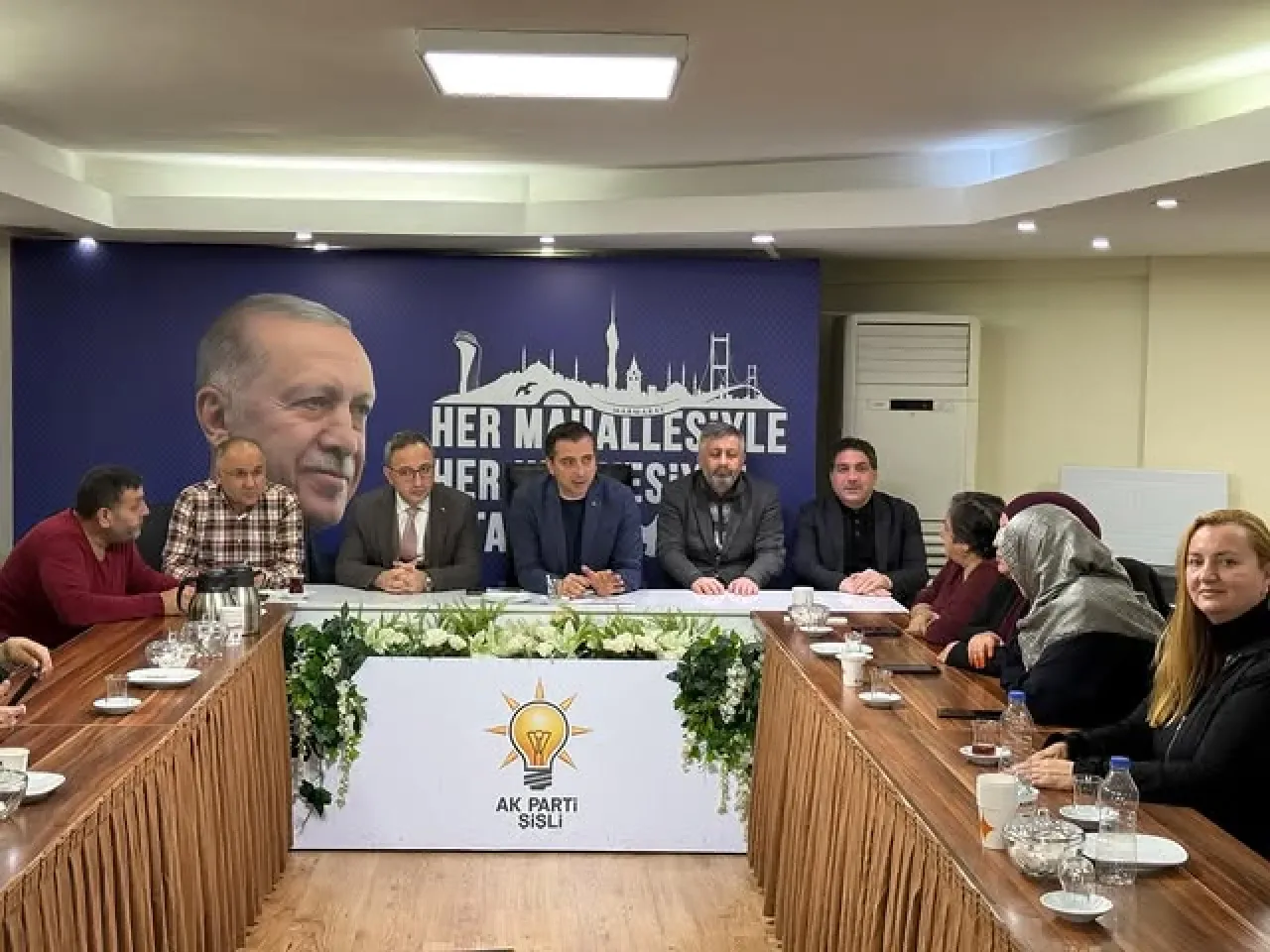 AK Parti Şişli İlçe Başkanı Serkan Polat, Gülbahar Mahallesi'nde Toplantıya Katıldı AK Parti Şişli İlçe Başkanı Serkan Polat, Gülbahar Mahallesi'nde Toplantıya Katıldı