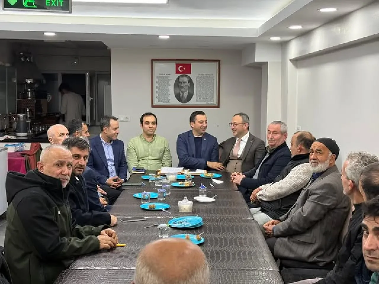 AK Parti Şişli İlçe Teşkilatı, İzzetpaşa Mahallesi'nde Yönetim Kurulu Toplantısını Gerçekleştirdi AK Parti Şişli İlçe Teşkilatı, İzzetpaşa Mahallesi'nde Yönetim Kurulu Toplantısını Gerçekleştirdi