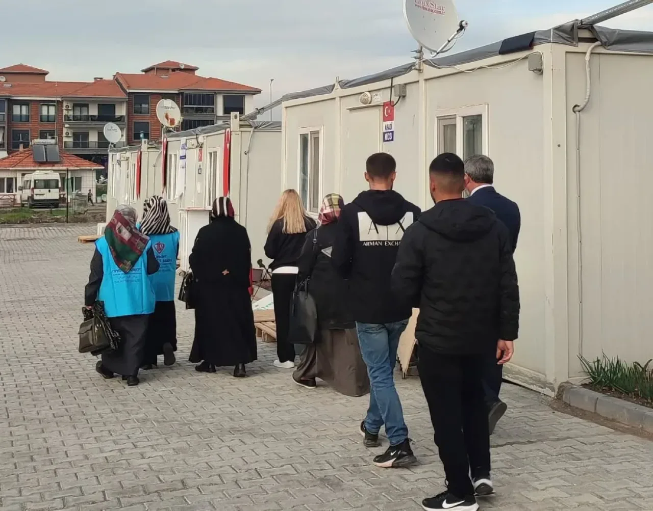 Balıkesir İl Müftülüğü Sındırgı'da Depremden Etkilenen Vatandaşları Ziyaret Etti Balıkesir İl Müftülüğü Sındırgı'da Depremden Etkilenen Vatandaşları Ziyaret Etti