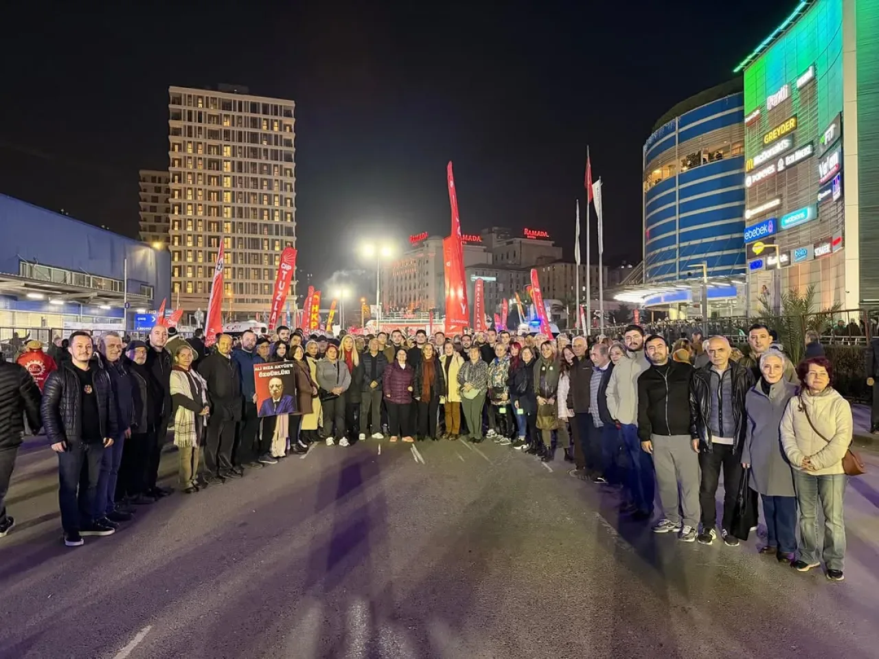 İmamoğlu ve Özel Liderliğinde Güngören'de Adalet Eylemi İmamoğlu ve Özel Liderliğinde Güngören'de Adalet Eylemi