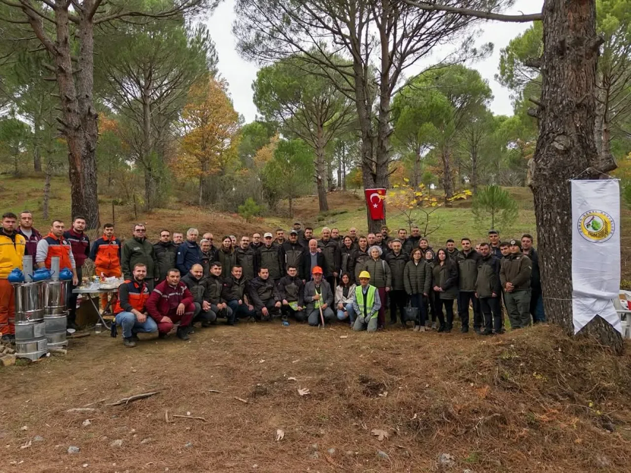 Balıkesir ve İzmir Orman Bölge Müdürlükleri Fıstık Çamı Budama Tatbikatı Düzenledi Balıkesir ve İzmir Orman Bölge Müdürlükleri Fıstık Çamı Budama Tatbikatı Düzenledi