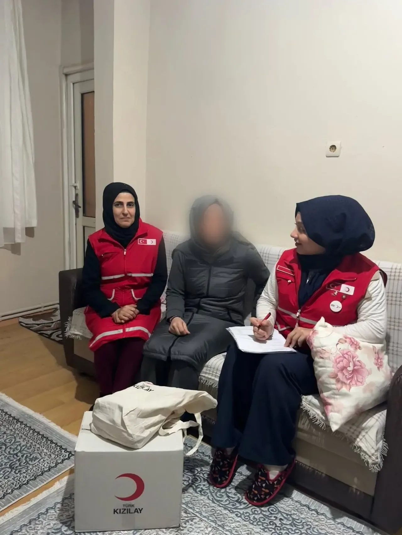 Türk Kızılay Esenler, İhtiyaç Sahibi Aileye Ev Ziyareti Gerçekleştirdi Türk Kızılay Esenler, İhtiyaç Sahibi Aileye Ev Ziyareti Gerçekleştirdi