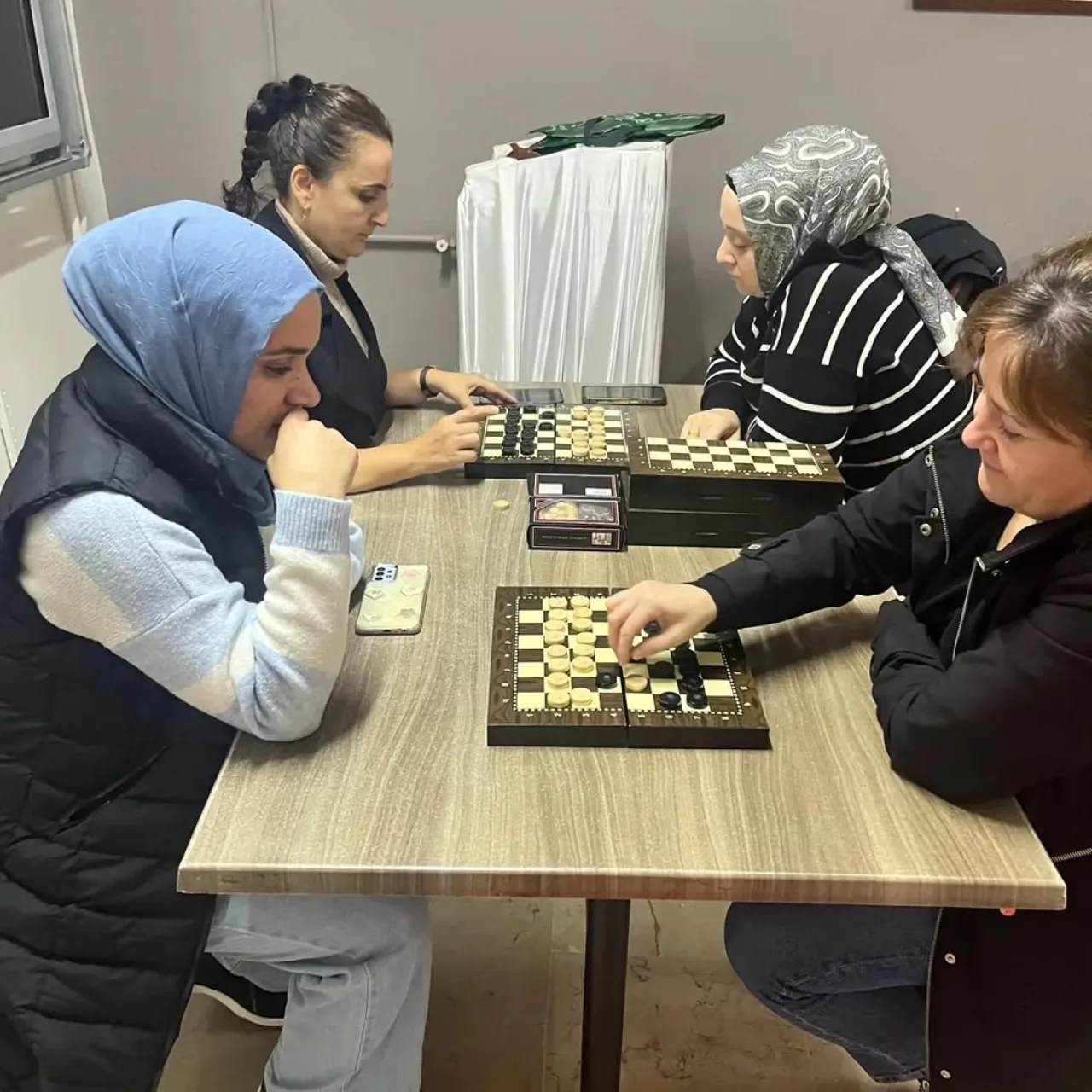 Heybeliada'da Veliler Arası Dama Turnuvası Düzenlendi Heybeliada'da Veliler Arası Dama Turnuvası Düzenlendi