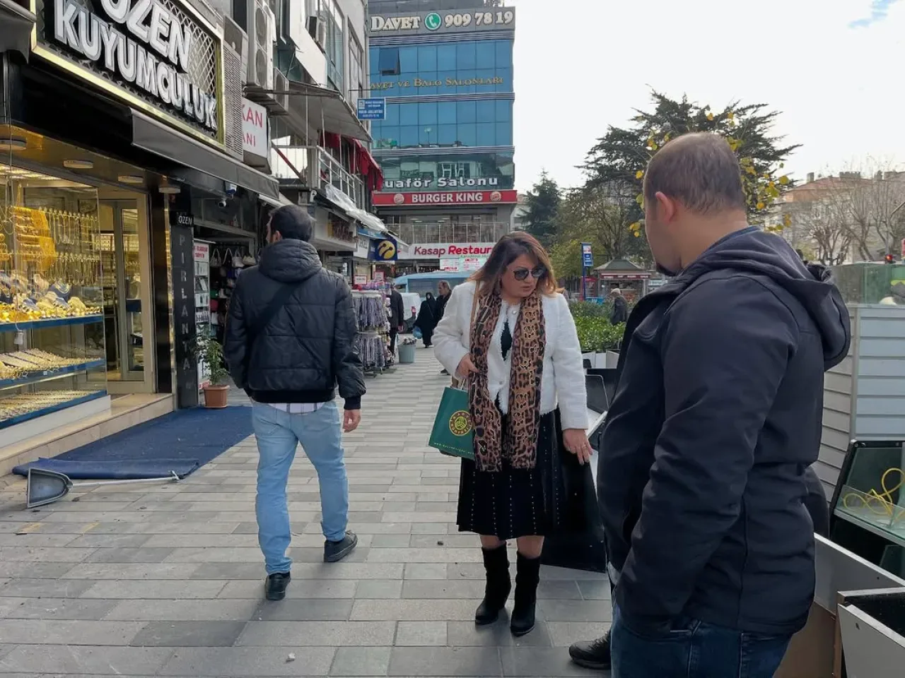 CHP'li Kadın Kolları, Ümraniye'de Yangında Zarar Gören İşletmeyi Ziyaret Etti CHP'li Kadın Kolları, Ümraniye'de Yangında Zarar Gören İşletmeyi Ziyaret Etti
