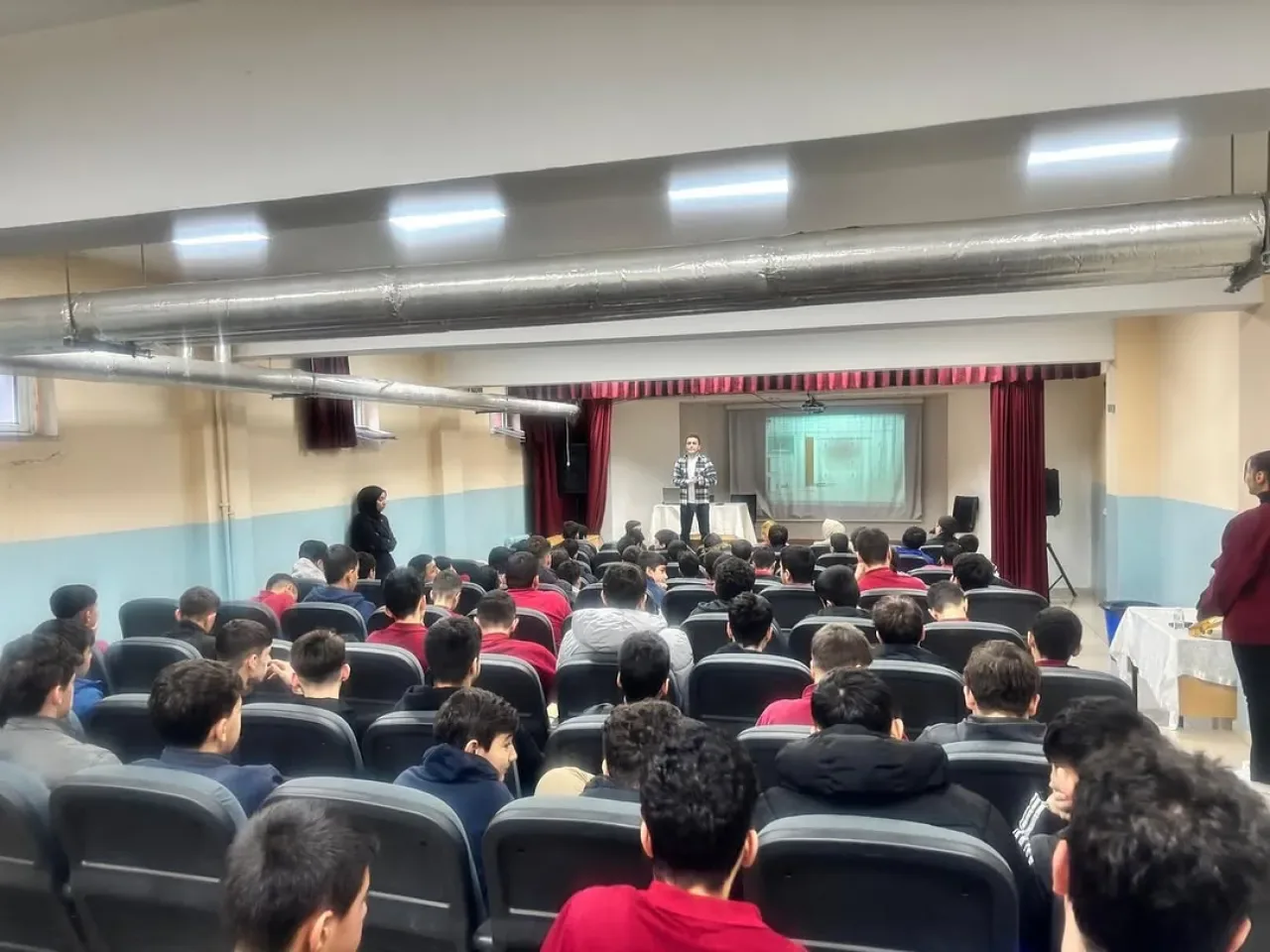 Esenler'de Öğrencilere Teknoloji Bağımlılığı Eğitimi Verildi Esenler'de Öğrencilere Teknoloji Bağımlılığı Eğitimi Verildi
