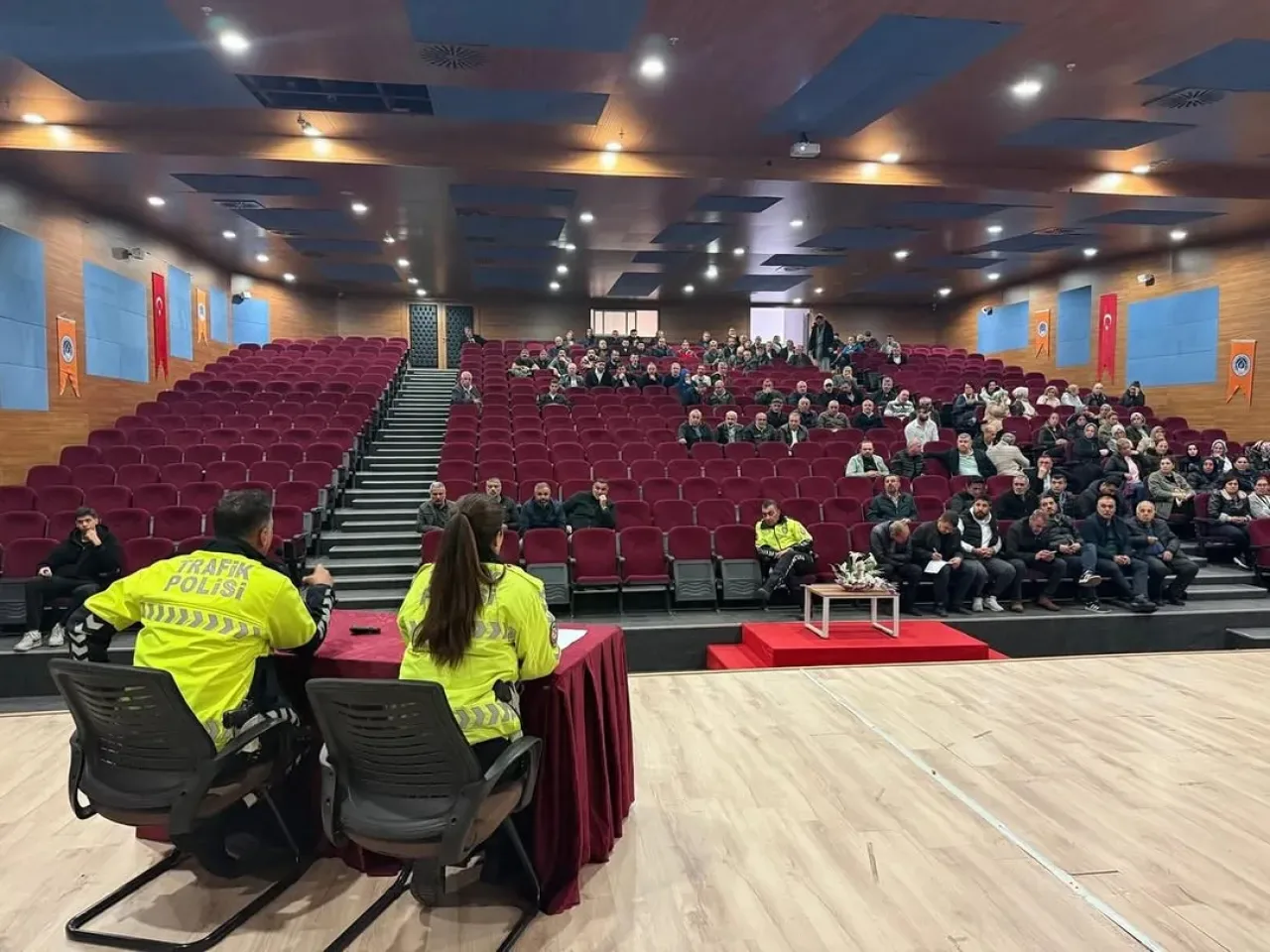 Küçükçekmece'de 100 Servis Şoförüne Trafik Güvenliği Eğitimi Küçükçekmece'de 100 Servis Şoförüne Trafik Güvenliği Eğitimi