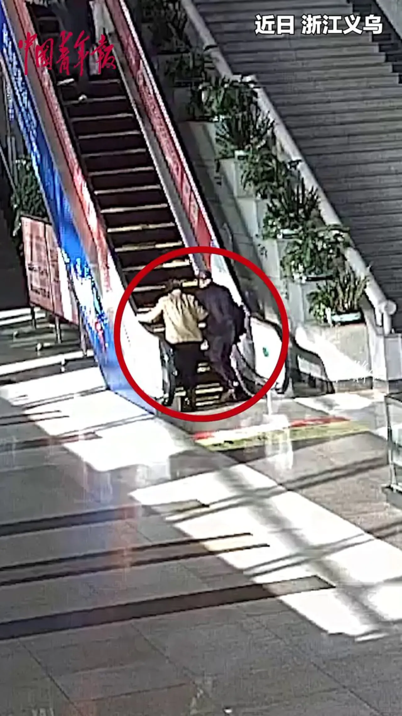 Yaşlı Adam Yürüyen Merdivende Düştü, İmdadına Polis Yetişti Yaşlı Adam Yürüyen Merdivende Düştü, İmdadına Polis Yetişti