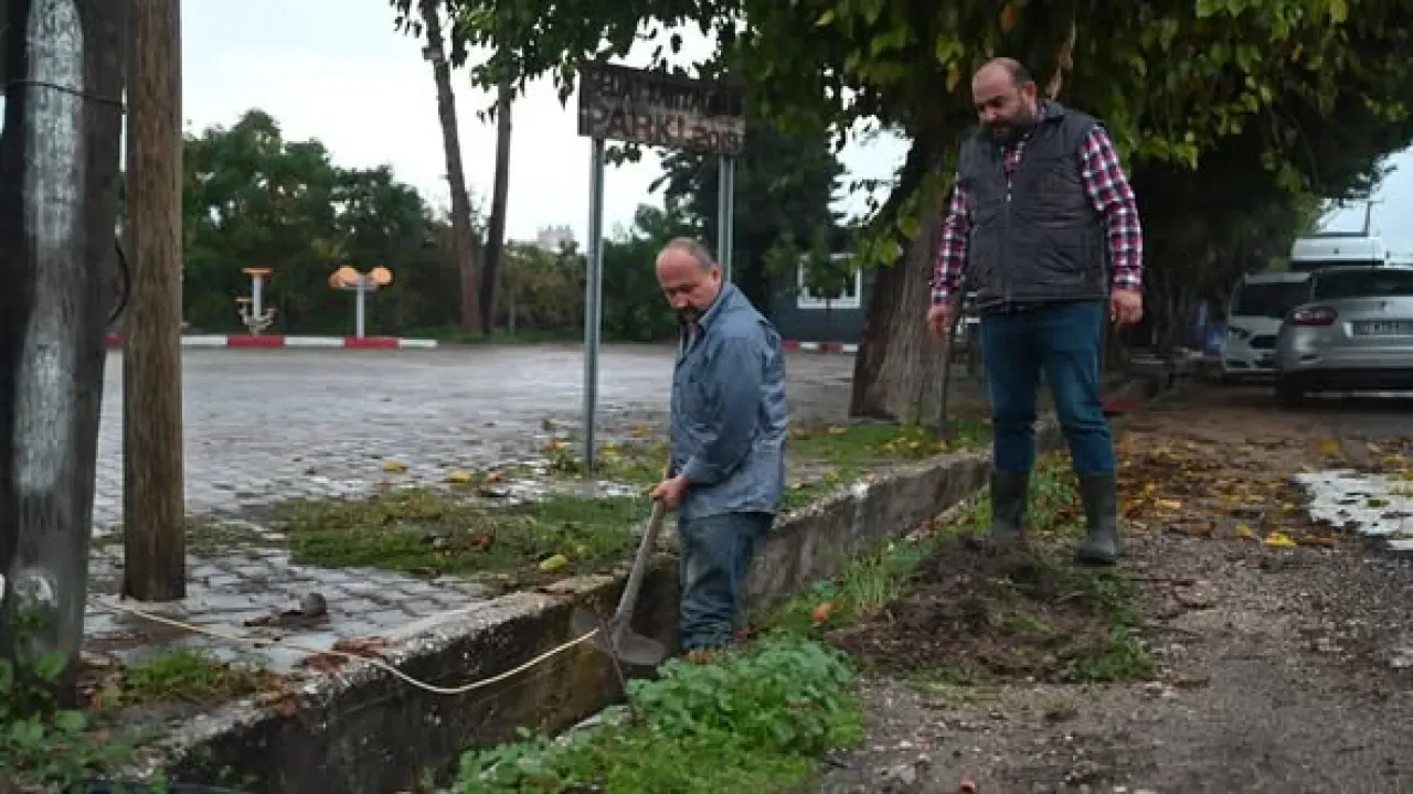 Finike'de Yoğun Yağış Öncesi Altyapı Hazırlığı: Yağmur Giderleri Temizlendi Finike'de Yoğun Yağış Öncesi Altyapı Hazırlığı: Yağmur Giderleri Temizlendi