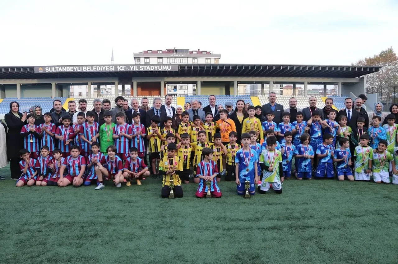 Sultanbeyli İlkokullar Arası Futbol Turnuvası'nda Şampiyon Belli Oldu Sultanbeyli İlkokullar Arası Futbol Turnuvası'nda Şampiyon Belli Oldu