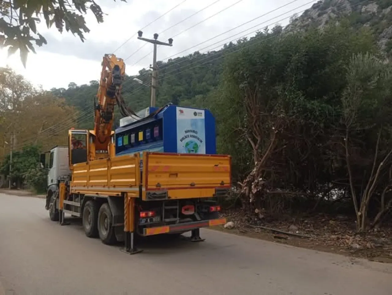 Kemer'de Geri Dönüşüm Hizmeti Yaygınlaşıyor: Mobil Atık Merkezleri 5'e Çıktı Kemer'de Geri Dönüşüm Hizmeti Yaygınlaşıyor: Mobil Atık Merkezleri 5'e Çıktı