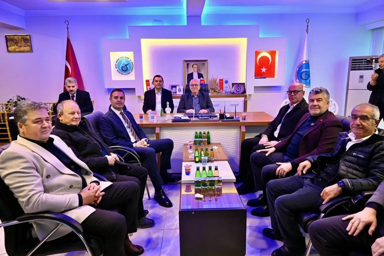CHP'li Sarı, Esnaf ile Aynı Sofrada Buluştu CHP'li Sarı, Esnaf ile Aynı Sofrada Buluştu