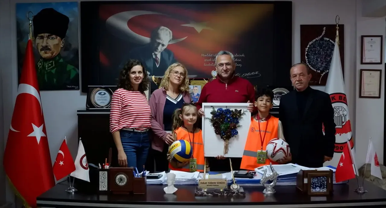 Susurluk'ta Öğrencilerden Belediyeye "Doğa Can" Projesi İçin Teşekkür Ziyareti Susurluk'ta Öğrencilerden Belediyeye "Doğa Can" Projesi İçin Teşekkür Ziyareti
