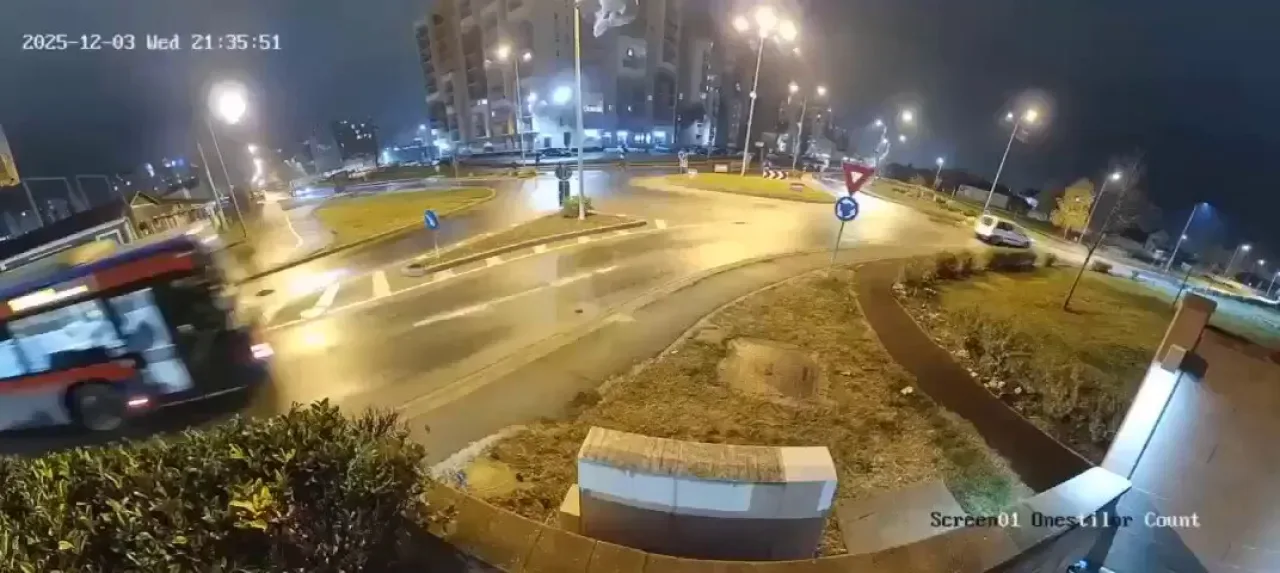 Romanya'da İnanılmaz Trafik Kazası: Araç Diğer Araçların Üzerinden Uçtu Romanya'da İnanılmaz Trafik Kazası: Araç Diğer Araçların Üzerinden Uçtu