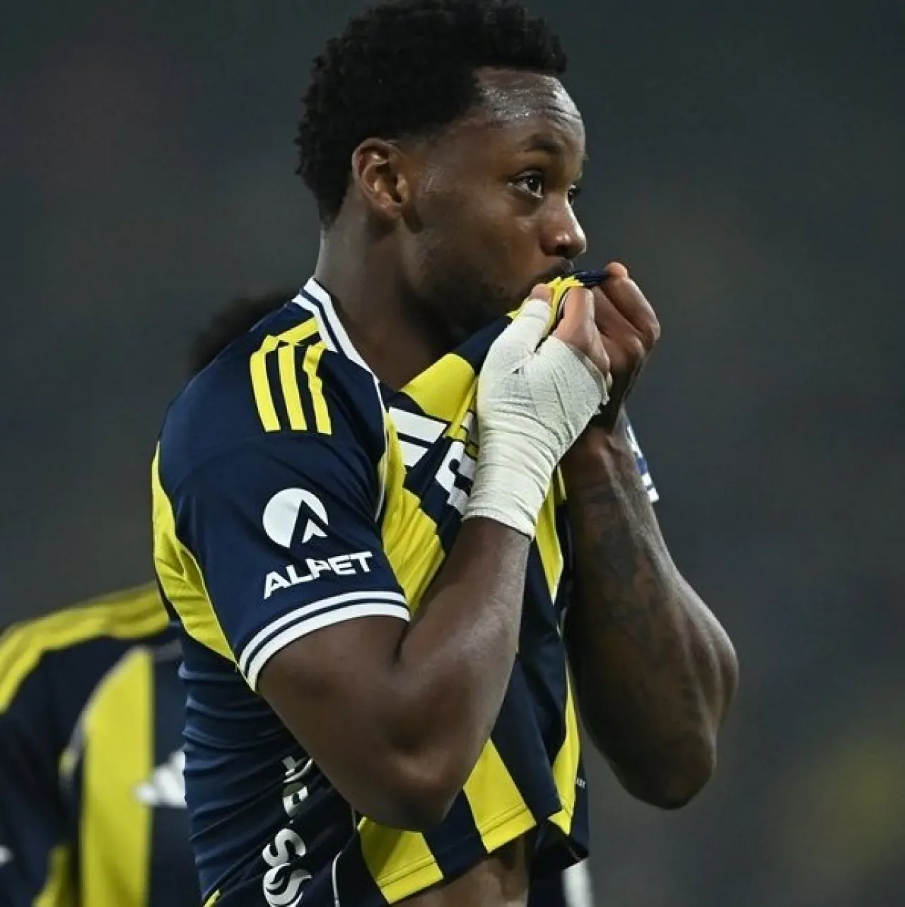 Jhon Duran'a UEFA'dan 2 Maç Ceza Jhon Duran'a UEFA'dan 2 Maç Ceza