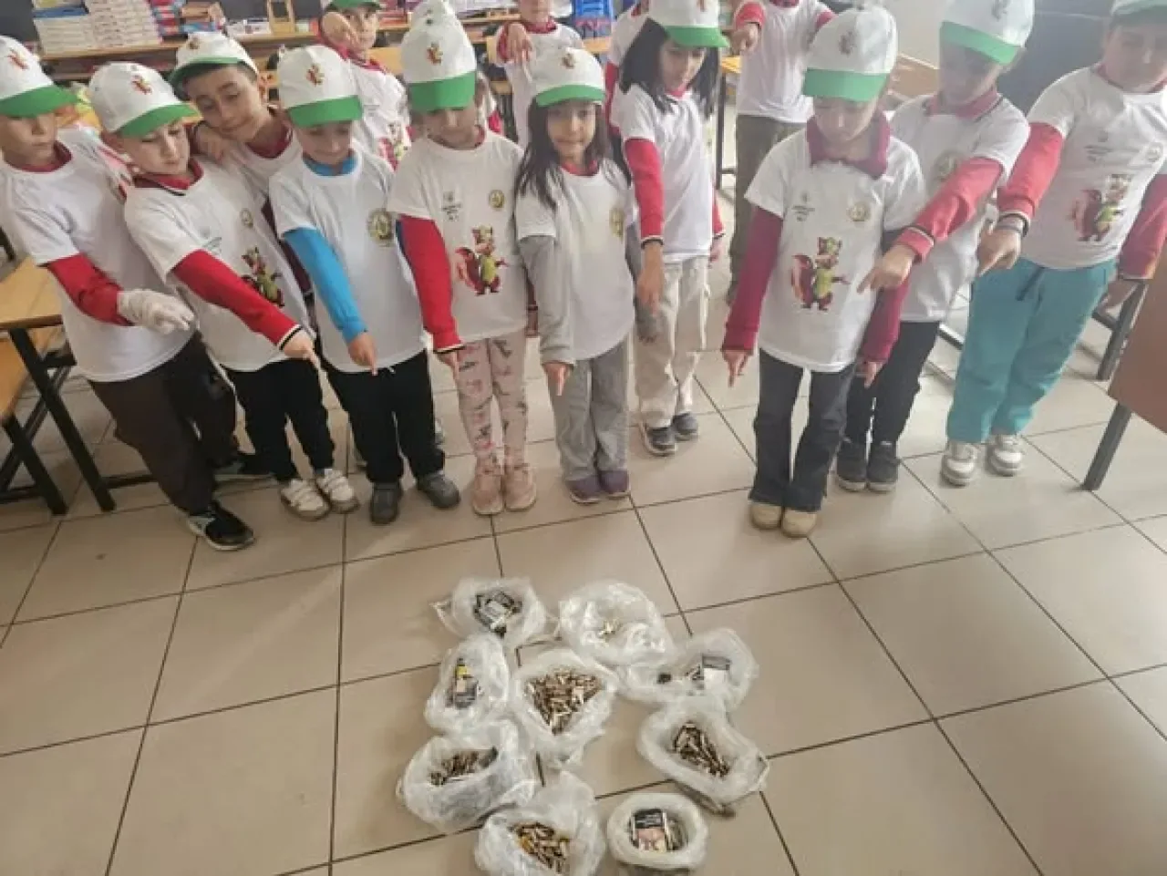 Antalya'da Minik Öğrenciler Orman Sevgisi ve Çevre Temizliği Etkinliğine Katıldı Antalya'da Minik Öğrenciler Orman Sevgisi ve Çevre Temizliği Etkinliğine Katıldı