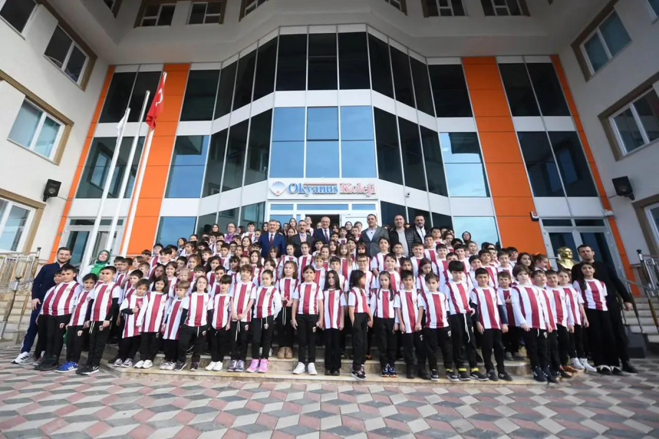 İnegölspor, Okyanus Koleji'nde 157 Öğrenciye Forma Hediye Etti İnegölspor, Okyanus Koleji'nde 157 Öğrenciye Forma Hediye Etti