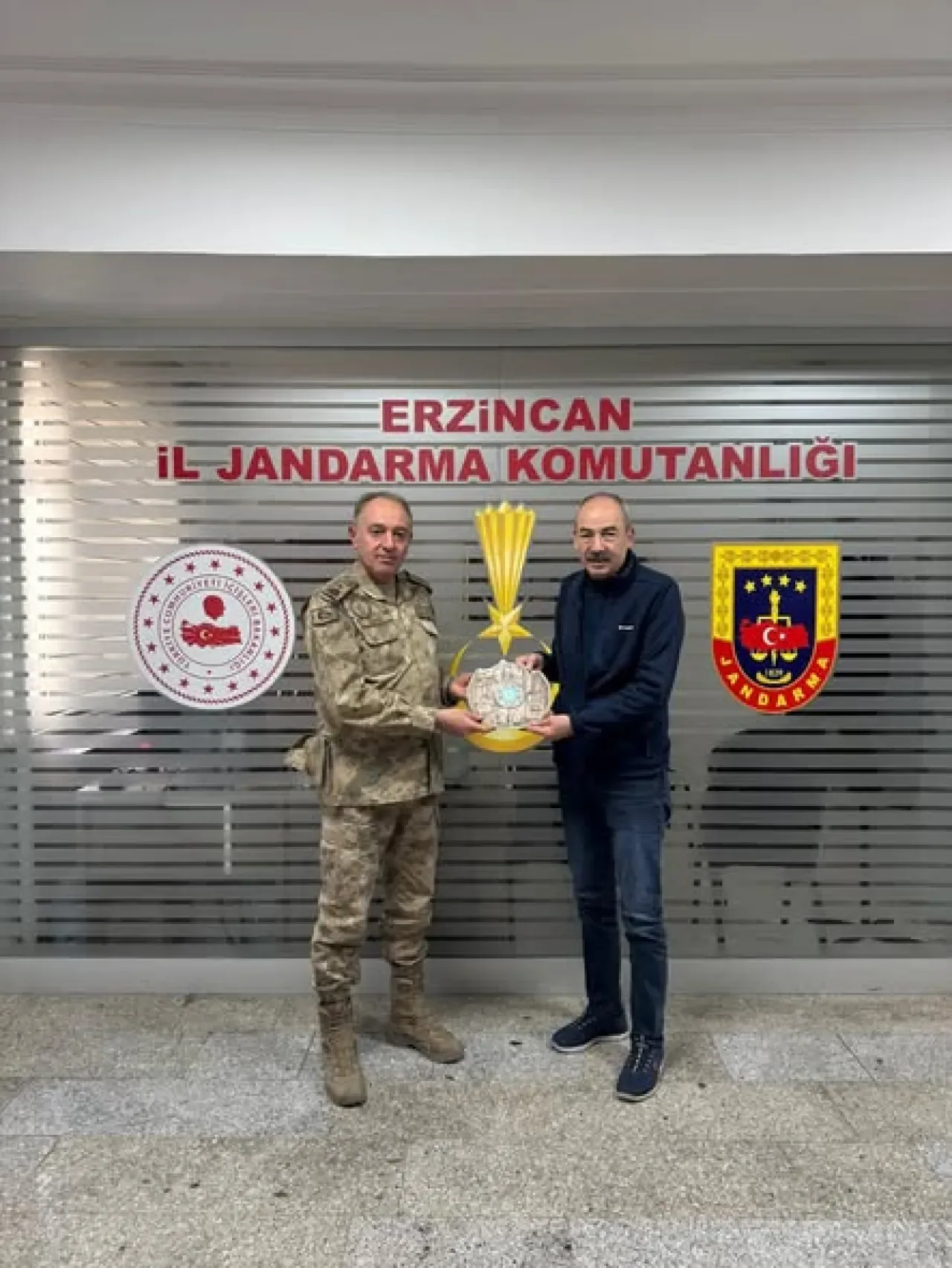 Kayseri Ticaret Odası Başkanı Ömer Gülsoy, Erzincan İl Jandarma Komutanı Tuğgeneral Veysel Yanık'ı Ziyaret Etti Kayseri Ticaret Odası Başkanı Ömer Gülsoy, Erzincan İl Jandarma Komutanı Tuğgeneral Veysel Yanık'ı Ziyaret Etti