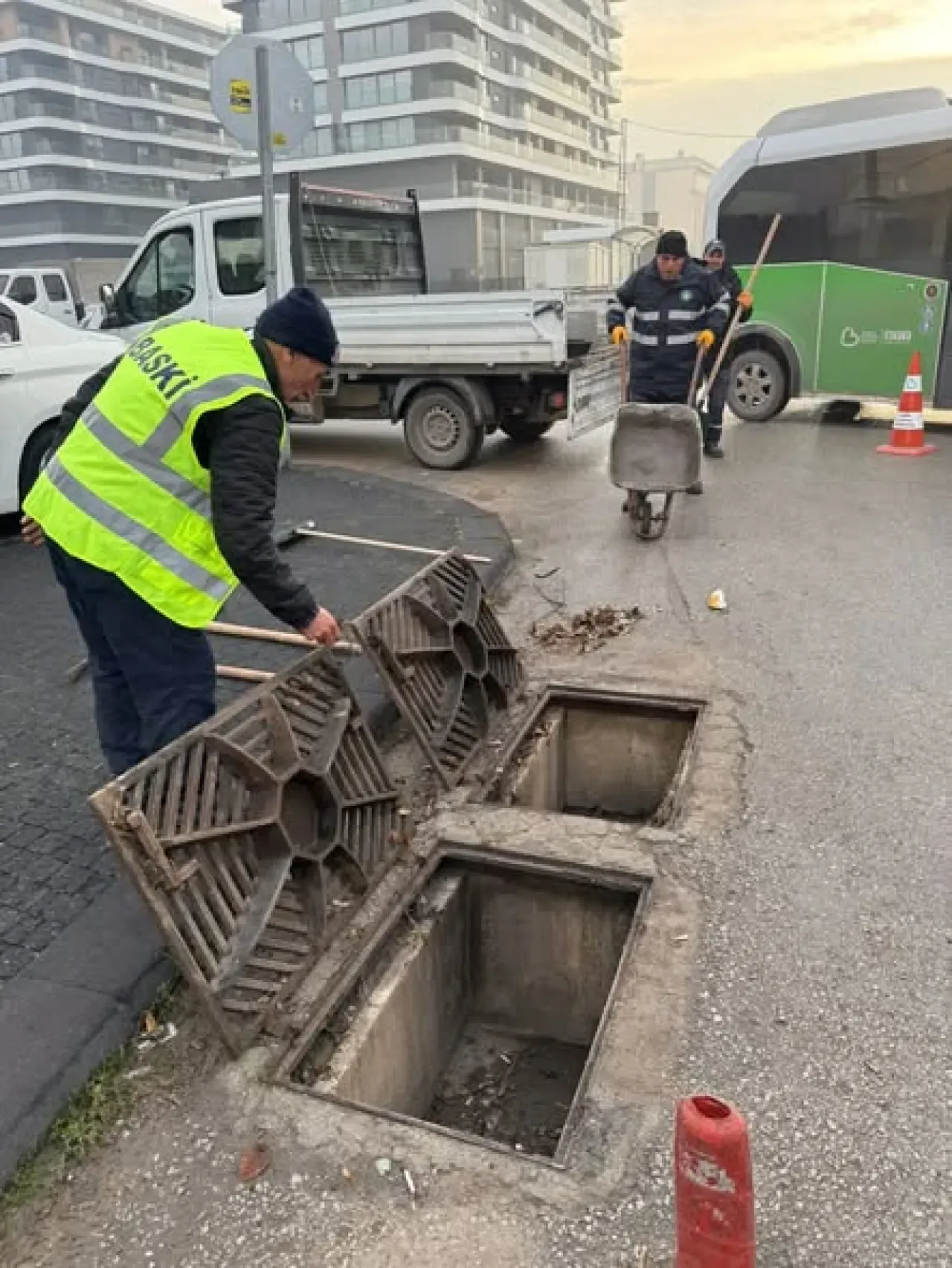 Balıkesir'de Yağmur Seferberliği: BASKİ Ekipleri Yoğun Mesaide Balıkesir'de Yağmur Seferberliği: BASKİ Ekipleri Yoğun Mesaide