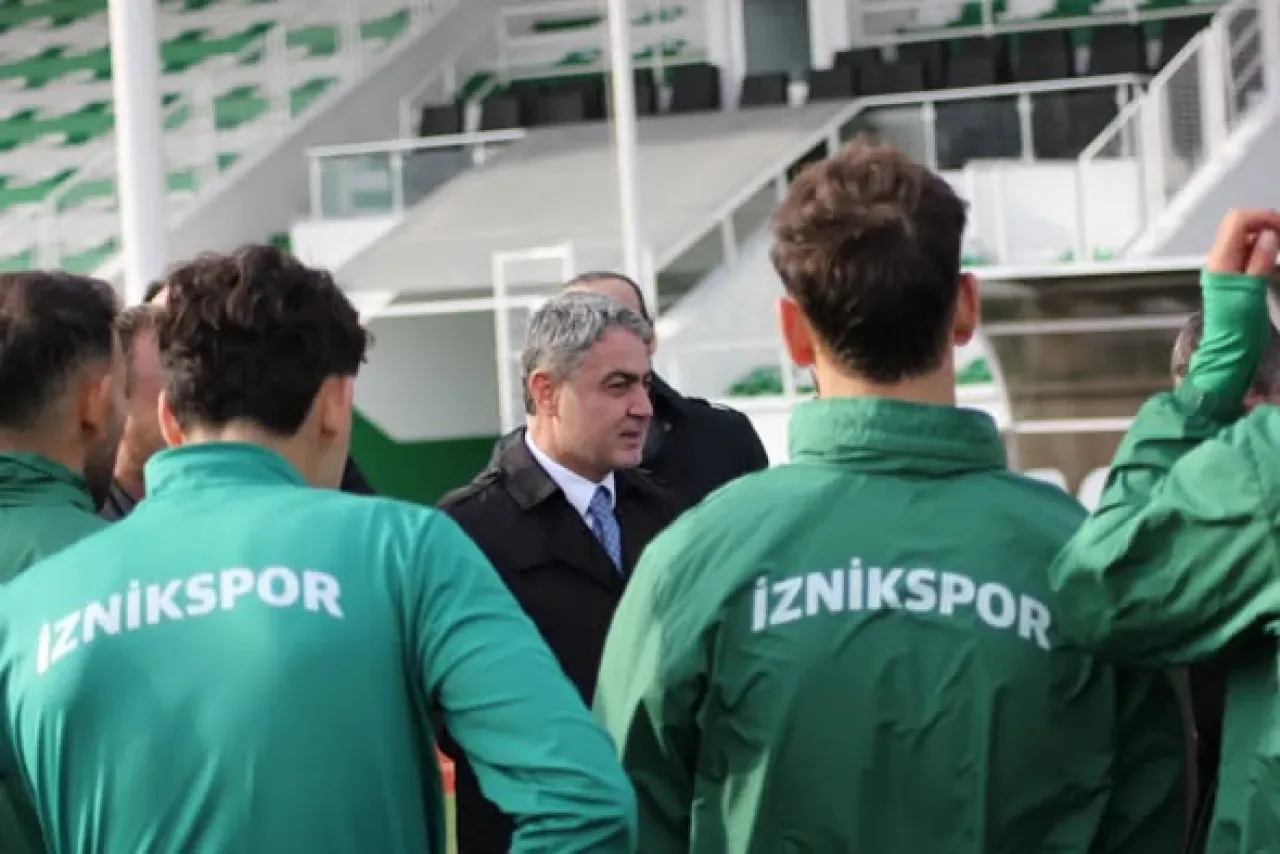 Bursa Gençlik ve Spor İl Müdürü Rahmi Aksoy, İznikspor'un Antrenmanını Ziyaret Etti Bursa Gençlik ve Spor İl Müdürü Rahmi Aksoy, İznikspor'un Antrenmanını Ziyaret Etti