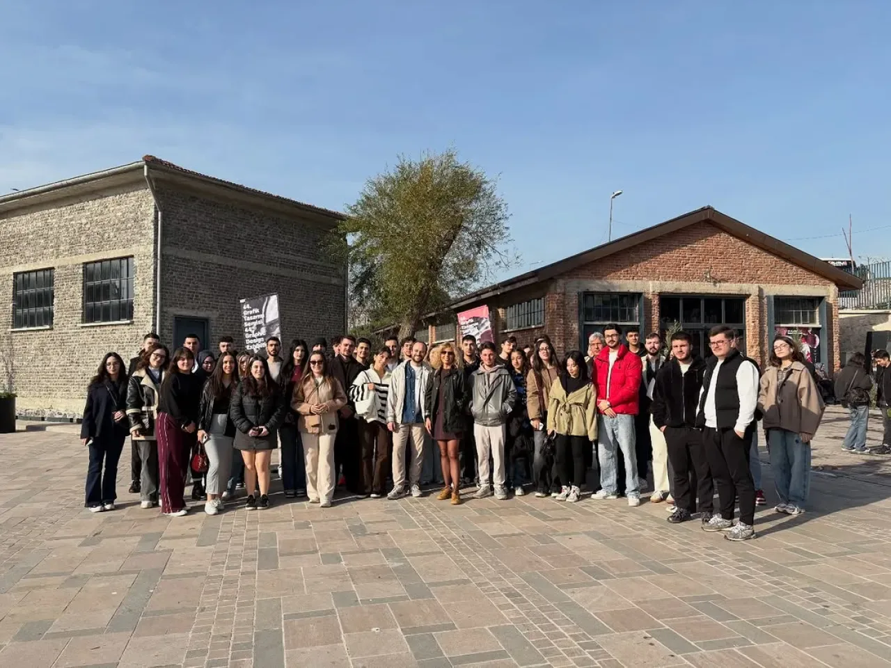 İSÜ Öğrencileri, GMK'nın 44. Grafik Tasarım Sergisi'nden İlhamla Döndü İSÜ Öğrencileri, GMK'nın 44. Grafik Tasarım Sergisi'nden İlhamla Döndü