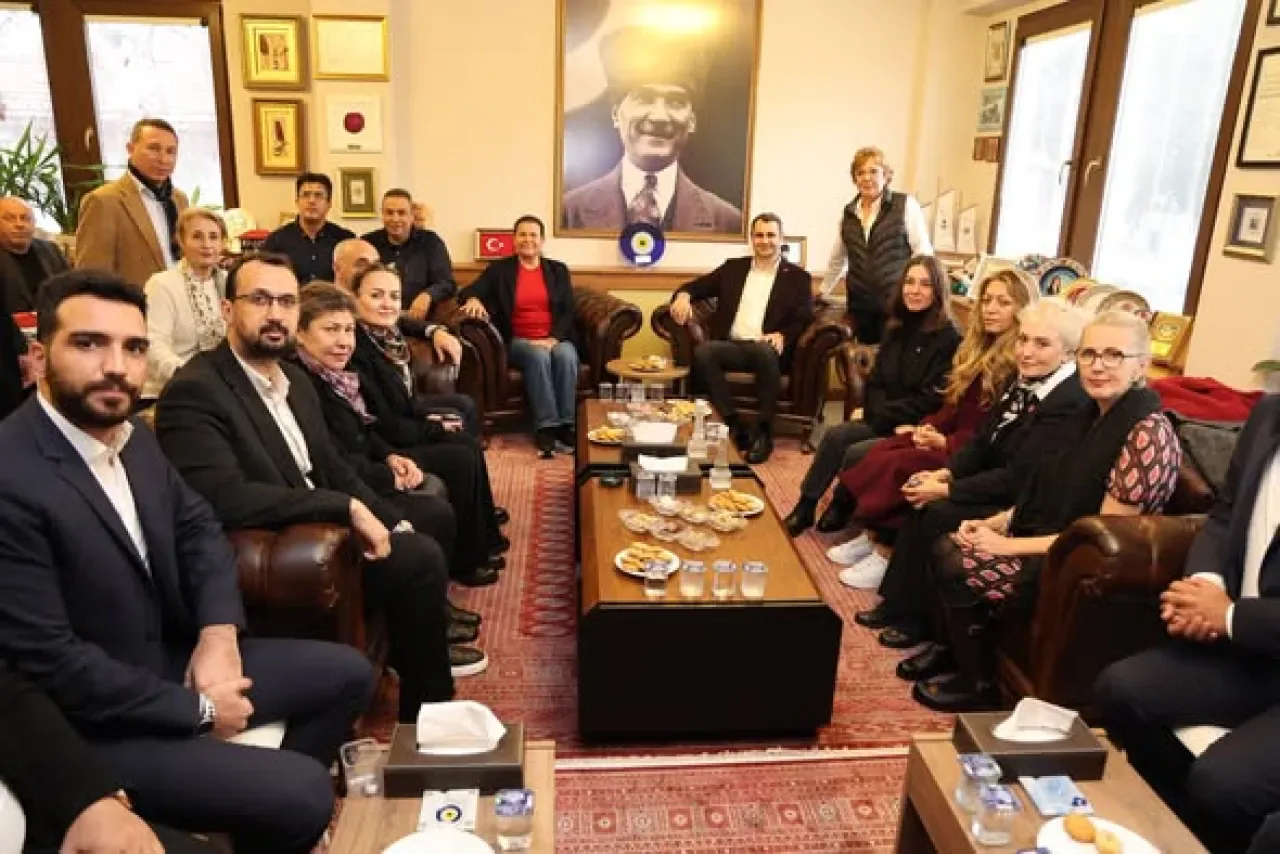 CHP İzmir İl Başkanı Güç ve Ekibi Foça Belediyesi'ni Ziyaret Etti CHP İzmir İl Başkanı Güç ve Ekibi Foça Belediyesi'ni Ziyaret Etti