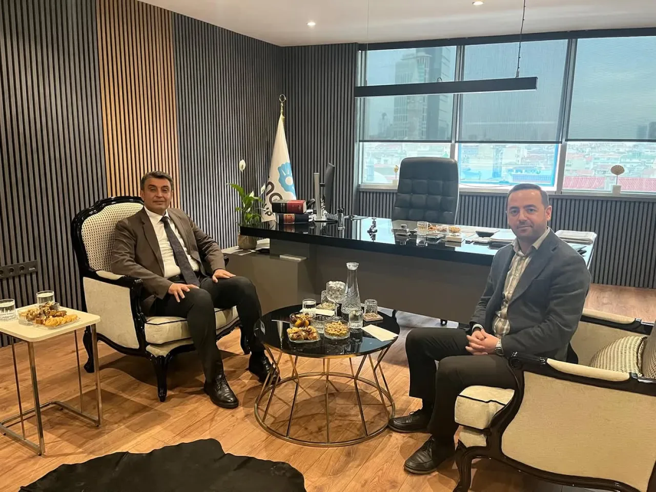 Kağıthane Kaymakamı Yüksel Kara'dan İş İnsanı Esat Araz'e İade-i Ziyaret Kağıthane Kaymakamı Yüksel Kara'dan İş İnsanı Esat Araz'e İade-i Ziyaret